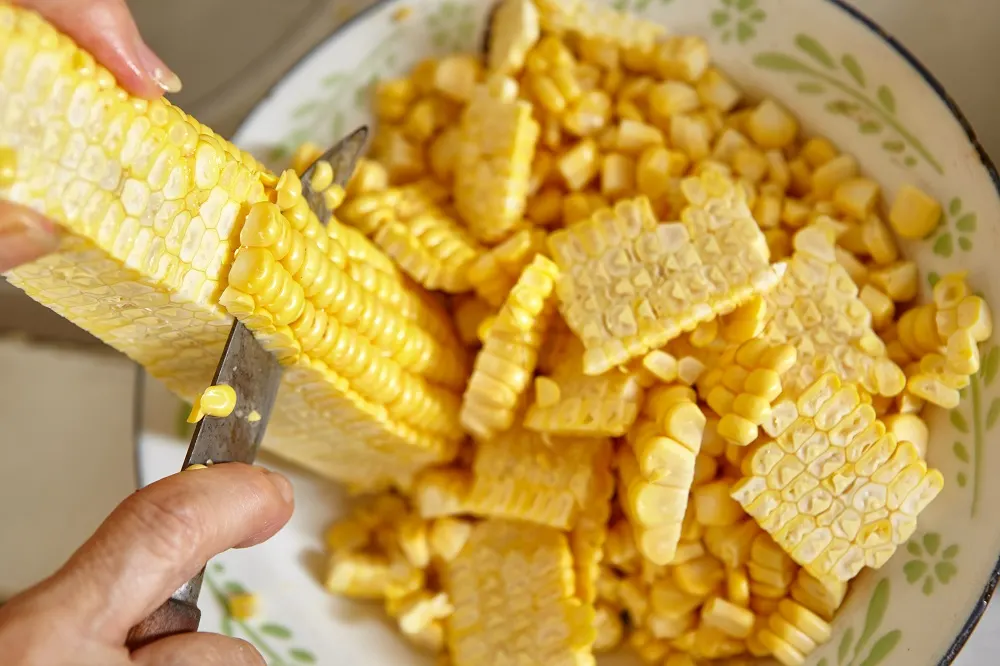 how to cut off corn from cob