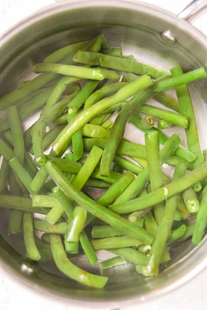 Boiling green beans.
