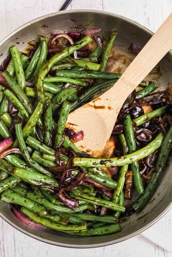 Green beans with balsamic glaze in a pan.