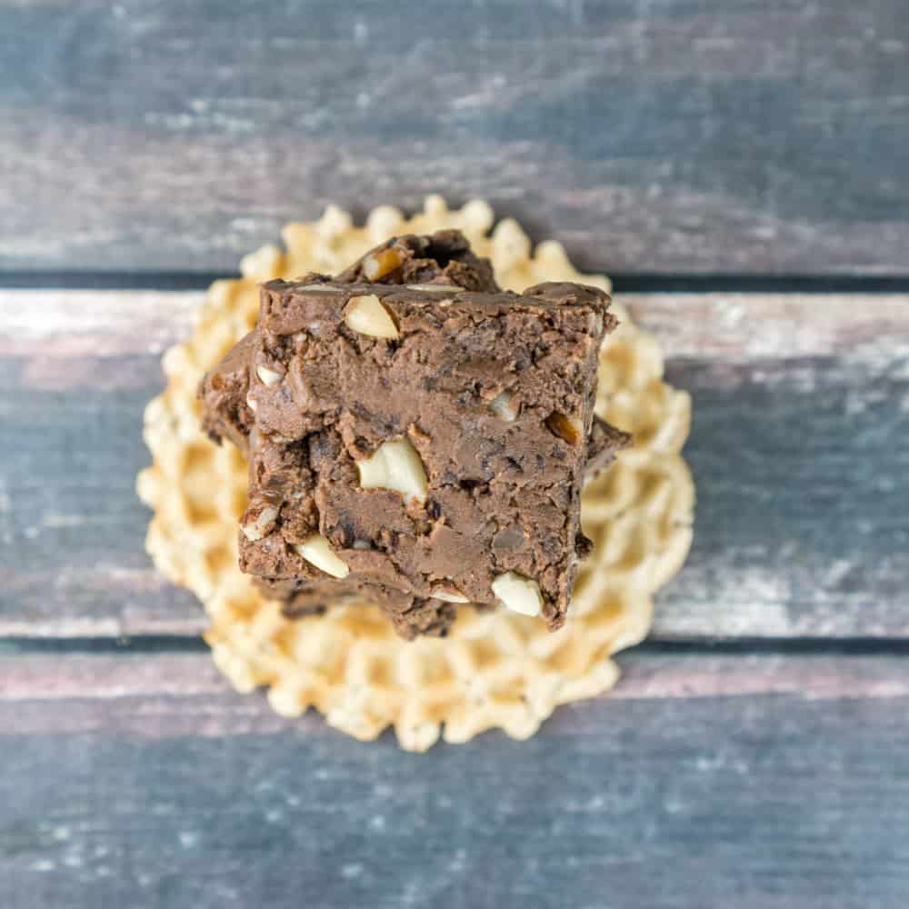 Healthy, fudgey, peanut buttery, no-bake brownies. Does it get any better than this? These Peanut Butter No Bake Fudge Brownies are easy to make!