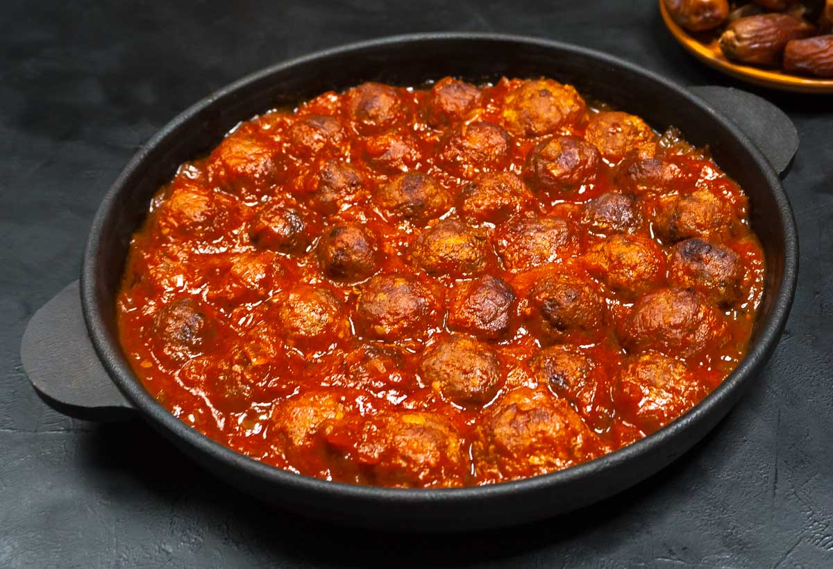 Skillet with Moroccan meatballs in tomato sauce