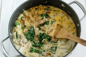 adding spinach to vegan zuppa toscana