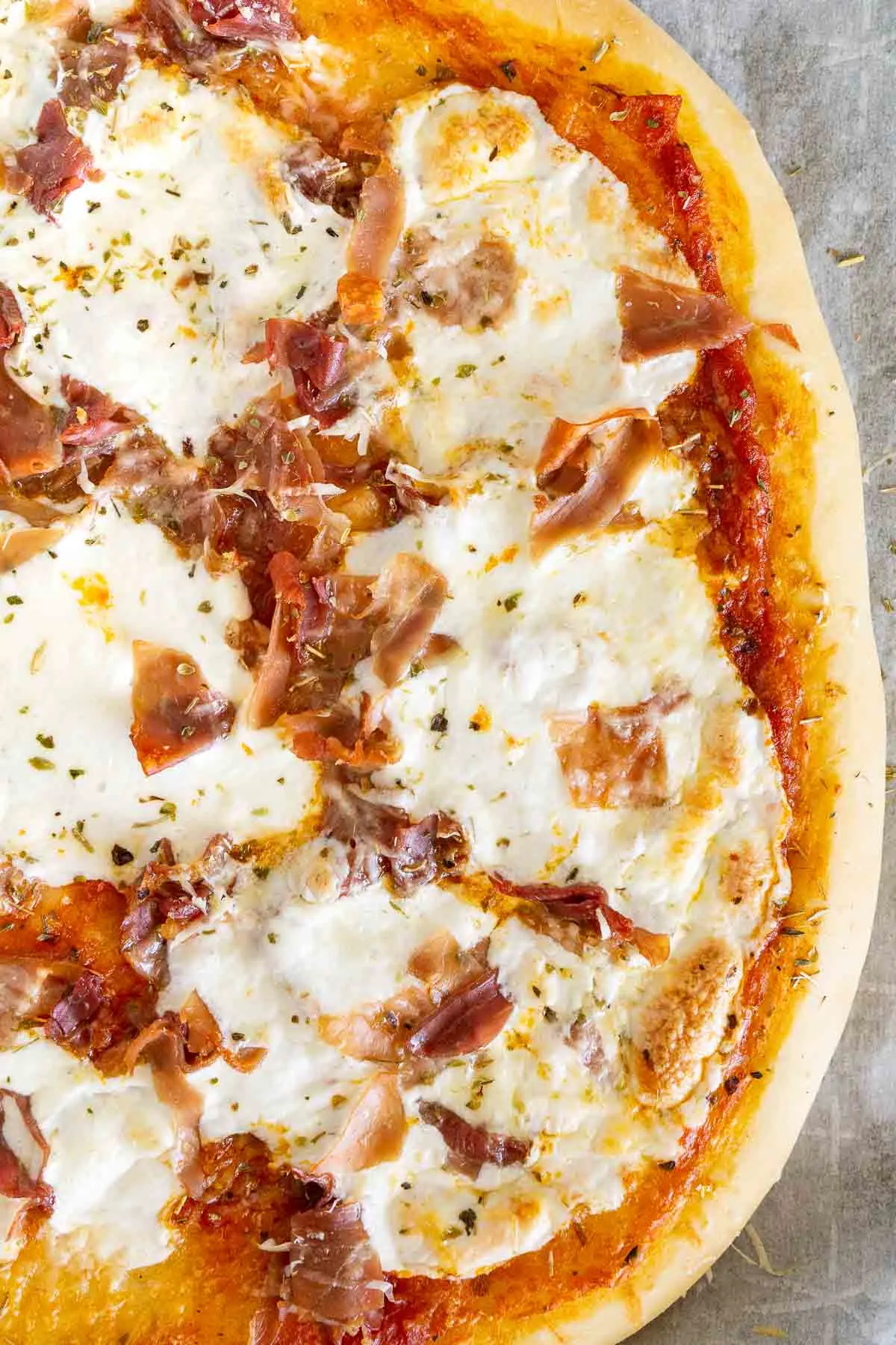 Close up of prosciutto pizza