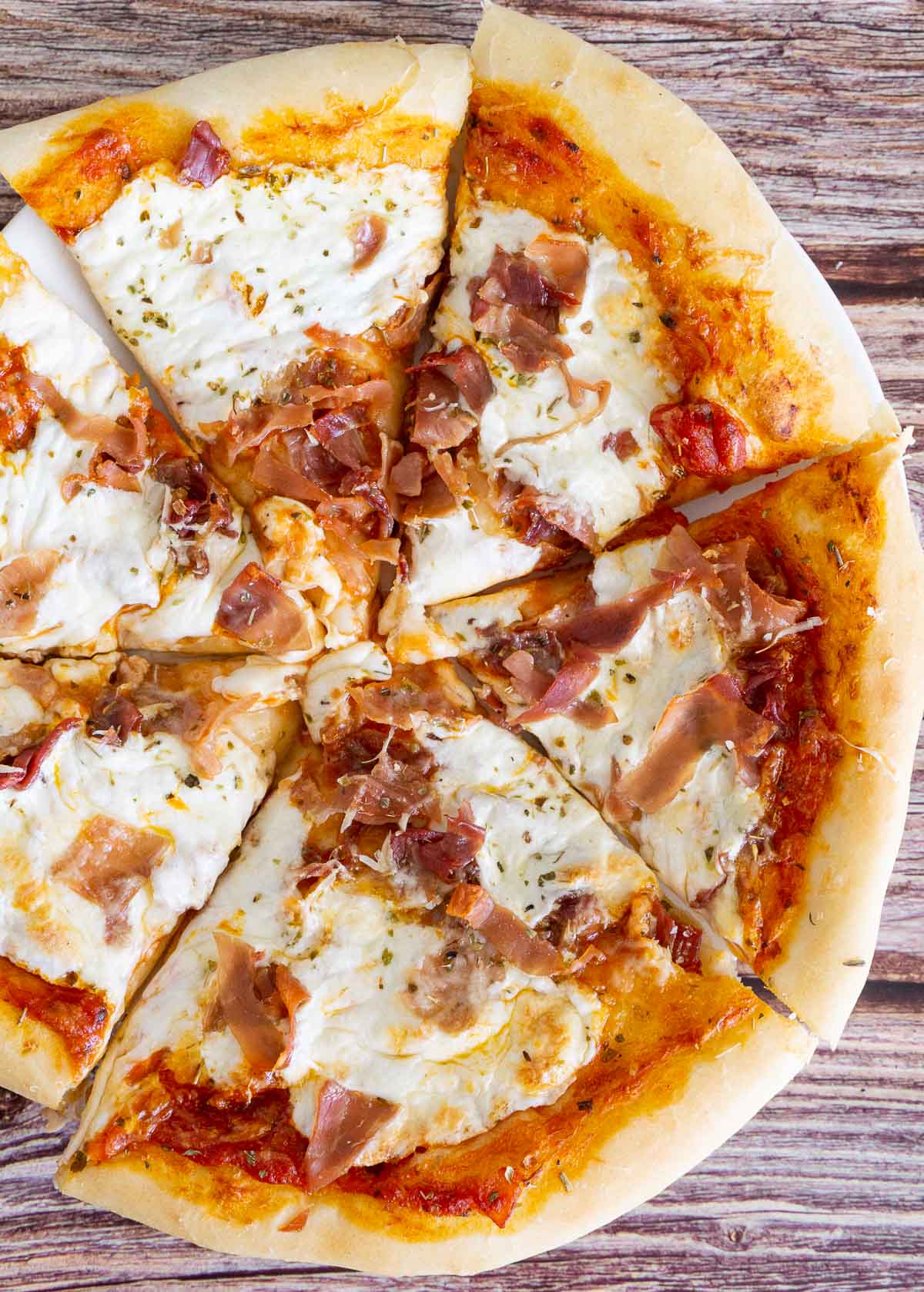 Prosciutto pizza with fresh mozzarella